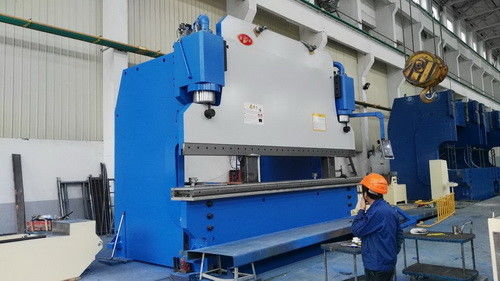 6m Uzunluk Plakalı Pres Fren Makinesi CNC Kontrol Çelik Koruyucu Çit Bükme
