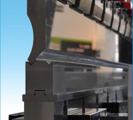 satın al 42CrMo LVD Abkant Pres Takımları 3.2M Uzunluk Çelik Levha Bükme alt kalıbı online manufacture