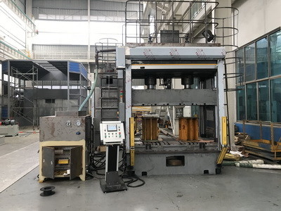 Servo Sürücü CNC Hidrolik Pres Ünitesi 2m Uzun T Tipi Yuvalı Çalışma Tezgahı