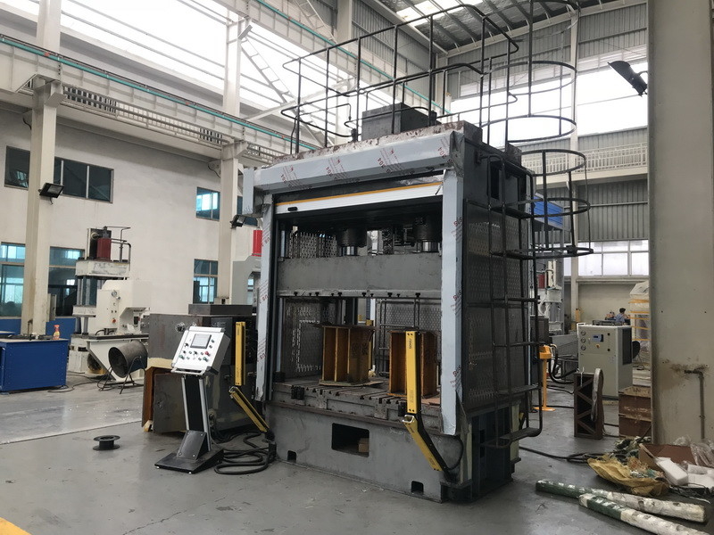 Servo Sürücü CNC Hidrolik Pres Ünitesi 2m Uzun T Tipi Yuvalı Çalışma Tezgahı