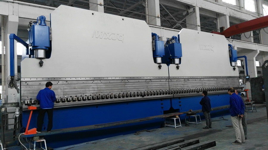 Otomatik 1300T CNC Tandem Hidrolik Baskı Fren 415V/50Hz Eğme Uzunluğu 20 Metre