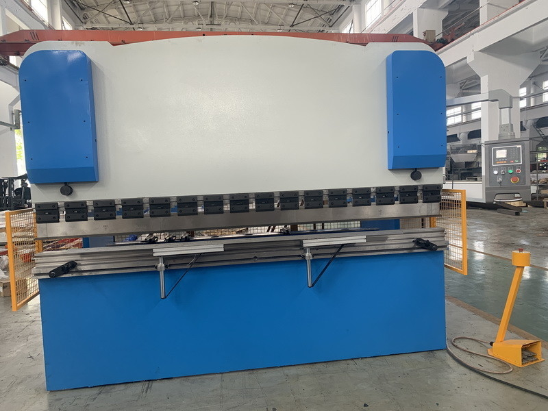 125T WE67Y Hidrolik Baskı Fren Eğme Kapasitesi 130T Metal Yaprak Formasyon Makinesi