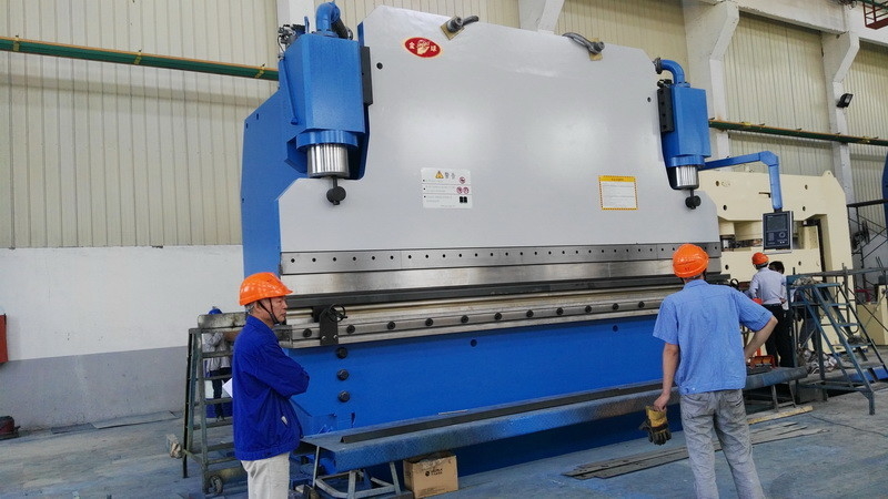 500T Güçlü CNC Hidrolik Baskı Frenleri Metal Üretiminde Kullanılıyor, Otomotiv Fabrikaları