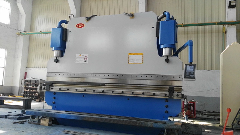 500T Güçlü CNC Hidrolik Baskı Frenleri Metal Üretiminde Kullanılıyor, Otomotiv Fabrikaları