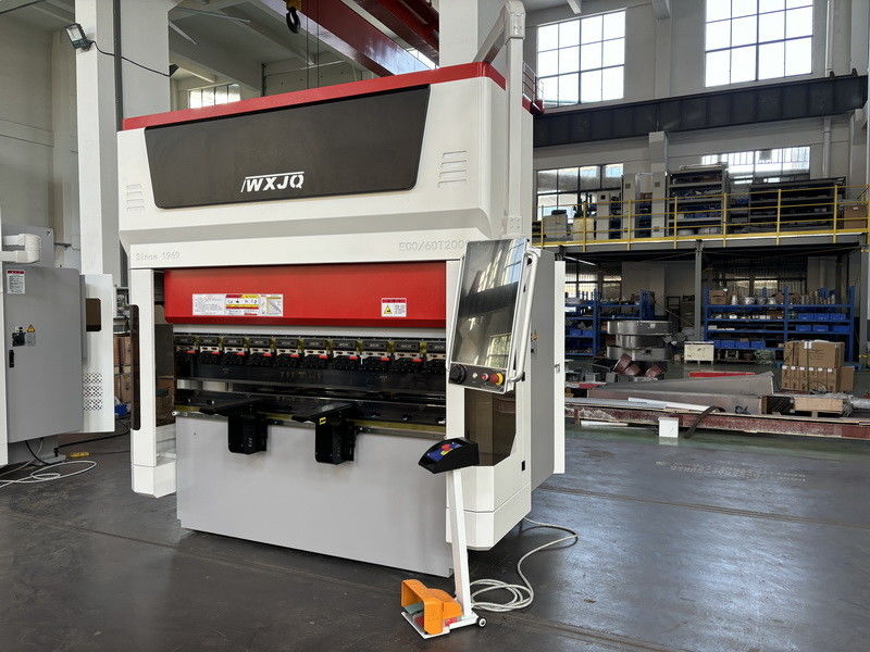 Yeni Tip 60T CNC Servo Abkant Pres 2m Uzunluk Çalışma Tezgahı 2.5mm Paslanmaz Çelik Bükme