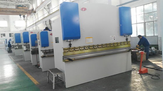 7.5KW Motor Gücü PLC Kontrol Yapısı Metal Basınç Fren 100-400T Basınç Ağır Görevli Metal Eğme için
