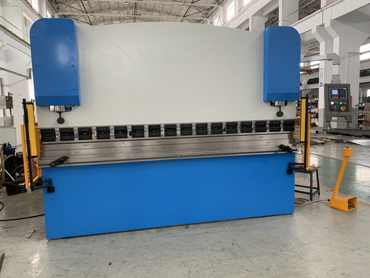 125T WE67Y Hidrolik Baskı Fren Eğme Kapasitesi 130T Metal Yaprak Formasyon Makinesi